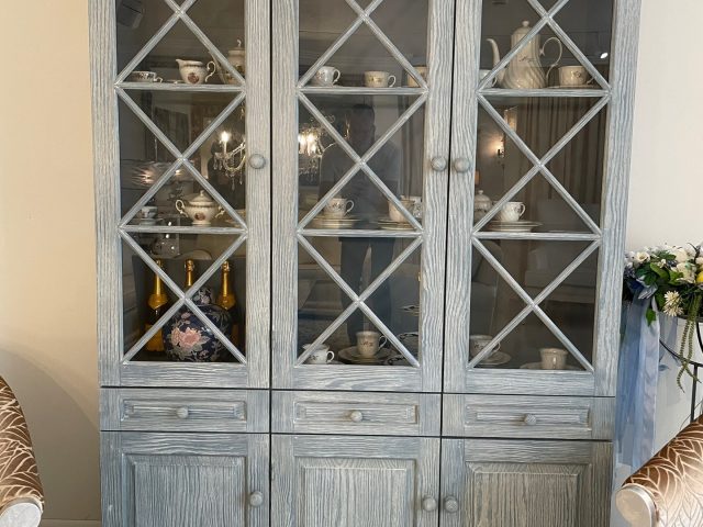 Dreitüriger Schrank von vorne